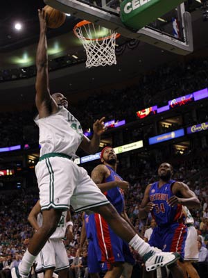 Boston Celtics Kendrick Perkins (L) dunks the ball as Detroit Pistons Rasheed Wallace (C) and Jason Maxiell (54) looks on during second quarter of Game 5 of their NBA Eastern Conference Final basketball playoff series in Boston, Massachusetts May 28, 2008. 