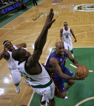 Detroit Pistons Chauncey Billups (2nd R) goes up for a basket as Boston Celtics Kendrick Perkins tries to block during the fourth quarter of Game 5 of their NBA Eastern Conference Final basketball playoff series in Boston, Massachusetts, May 28, 2008.