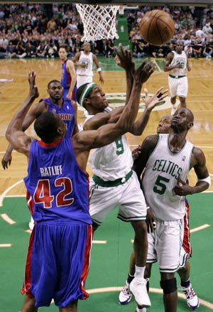 Detroit Pistons Theo Ratliff (L) fights for a loose ball with Boston Celtics Rajon Rondo (C) and Kevin Garnett during the fourth quarter of Game 5 of their NBA Eastern Conference Final basketball playoff series in Boston, Massachusetts, May 28, 2008.