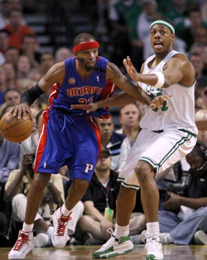 Detroit Pistons Richard Hamilton (L) tries to get past Boston Celtics defender Paul Pierce in the first quarter of Game 5 of their NBA Eastern Conference Final basketball playoff series in Boston, Massachusetts May 28, 2008. 