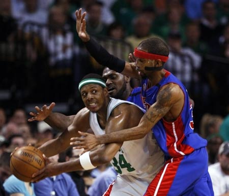 Boston Celtics Paul Pierce (L) looks to pass under pressure from Detroit Pistons Richard Hamilton during second quarter of Game 5 of their NBA Eastern Conference Final basketball playoff series in Boston, Massachusetts May 28, 2008. 