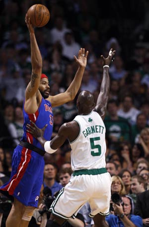 Detroit Pistons Rasheed Wallace (L) attempts a shot over Boston Celtics Kevin Garnett during Game 5 of their NBA Eastern Conference Final basketball playoff series in Boston, Massachusetts May 28, 2008 