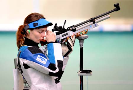 Photo: Katerina Emmons closes her eyes during the women's 10m air rifle final