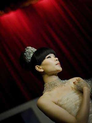  International super model China's Lu Yan displays wedding dress and jewellery designes in Hong Kong, south China, May 29, 2008.