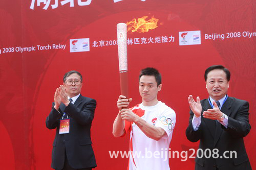 奥The first torchbearer Yang Wei holds the torch.