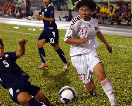 Chinese football player Gu Yasha(R) in the game. Defending champions China and former winner Democratic People's Republic of Korea (DPRK) secured berths to semi-finals of the final round of the 2008 Women's Asian Football Championship after beating Thailand 5-1, and hosts Vietnam 3-0, respectively, in Vietnam's southern Ho Chi Minh City on Friday.