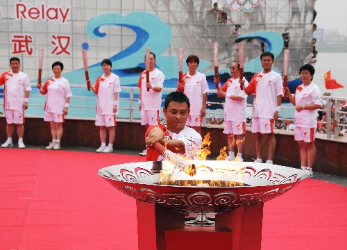 图文：奥运圣火在武汉传递 李小双点燃圣火盆