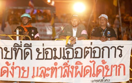 Some members of government-critic group People's Alliance for Democracy (PAD) attend a rally in Bangkok, capital of Thailand, May 30, 2008. PAD organized a big rally in Bangkok on Friday to call for the step-down of the coalition government led by Prime Minister Samak Sundaravej.