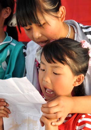 Children prepare for the performances for the upcoming International Children's Day in quake-hit Yingxiu Town of Wenchuan County, southwest China's Sichuan Province, May 31, 2008.