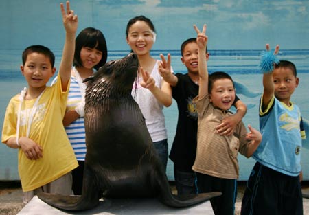 Injured children from the quake-ravaged Mianyang City of Sichuan Province, smile while visiting a safari park in southwest China's Chongqing Municipality, May 31, 2008. Accompanied by nurses, 6 injured children of the Second People’s Hospital of Chongqing visited the safari park Saturday to celebrate the upcoming international children’s day. 