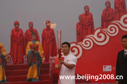 Olympic torch relay kicks off in Jingzhou