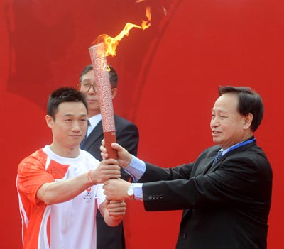 Photo: Yang Wei runs as first torchbearer