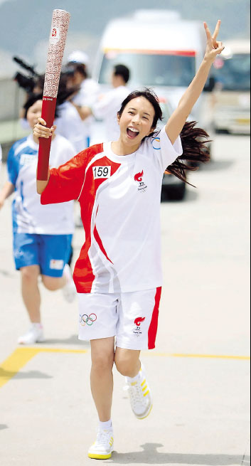 Hong Kong entertainer Karen Mok carries the torch in Yichang, central Hubei Province, yesterday. Today the flame goes to Jingzhou City.