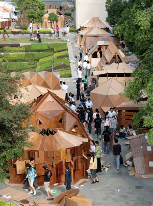 Students at Tongji University build anti-quake shelters on the campus in Shanghai, east China, May 31, 2008. During the campus "construction festival" held by the college of Architecture and Urban Planning of the university, 600 students designed and constructed 46 unique anti-quake shelters with cardboard and other light materials. (Xinhua Photo)