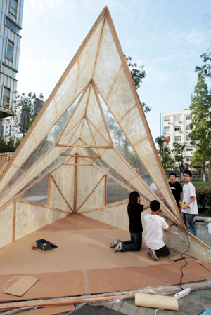 Students at Tongji University build an anti-quake shelter on the campus in Shanghai, east China, May 31, 2008. During the campus "construction festival" held by the college of Architecture and Urban Planning of the university, 600 students designed and constructed 46 unique anti-quake shelters with cardboard and other light materials. (Xinhua Photo)