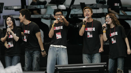 Andy lau(C), a famous pop star, sings with other actors during a charity performance held in Hongkong, south China, on June 1, 2008. (Xinhua Photo)