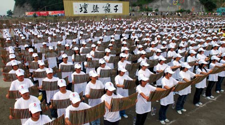 Students recite a poem by Qu Yuan, a great Chinese poet, in Zigui County, central China&apos;s Hunan Province, May 31, 2008.