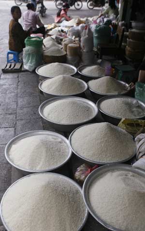 Rice is displayed for sale at a whole-sale food market in Hanoi April 5, 2008.(Xinhua/Reuters Photo)