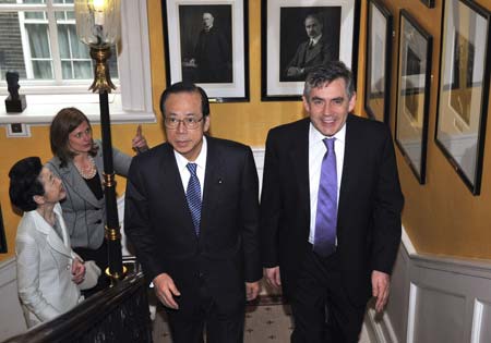 Britain's Prime Minister Gordon Brown (R) walks up the staircase in 10 Downing Street with his Japanese counterpart Yasuo Fukuda (C), followed by their wives, Sarah (2nd L) and Kiyoko, London June 2, 2008.