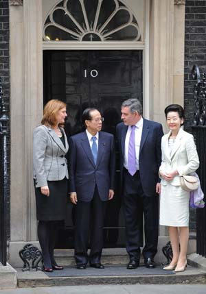 Britain's Prime Minister Gordon Brown (2nd R) poses with his Japanese counterpart Yasuo Fukuda (2nd L), and their wives, Sarah (L) and Kiyoko outside 10 Downing Street in London June 2, 2008. 