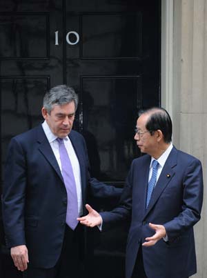 Britain's Prime Minister Gordon Brown (L) speaks with his Japanese counterpart Yasuo Fukuda outside 10 Downing Street following their meeting, London June 2, 2008.