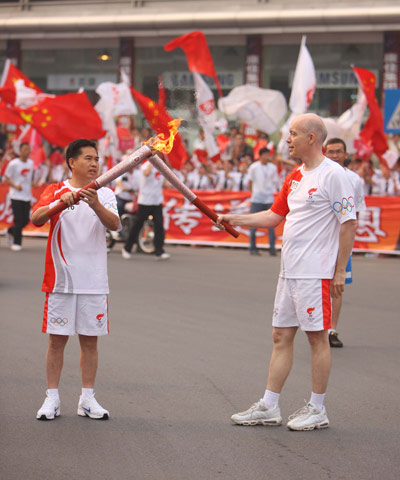 Photo: Sino-overseas torchbearers relays the Olympic flame in Jingzhou