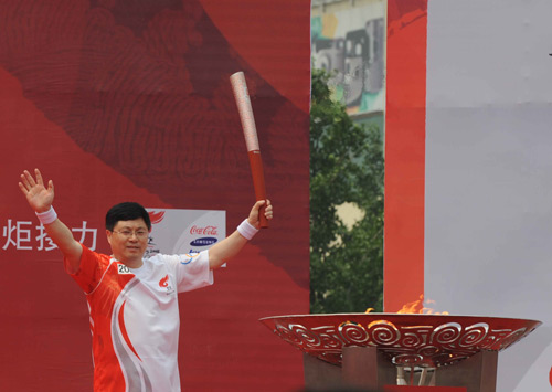 Photo: Last torchbearer Huang Jianhong lights the flame cauldron in Jingzhou