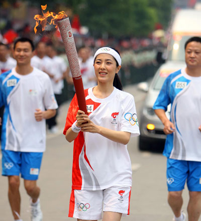 Photo: Torchbearer Zeng Li runs with the torch in Jingzhou