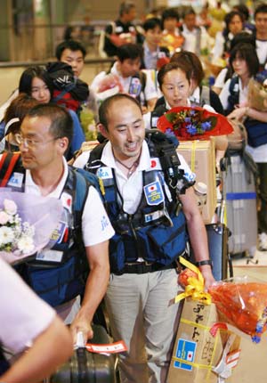 Members of Japanese medical team arrive at the Narita airport in Chiba Prefecture, Japan, June 2, 2008. A 23-member Japanese medical team returned to Japan from the quake-hit southwest China's Sichuan Province on Monday. The team cured a total of 1,355 patients since May 20 when they arrived in Chengdu, the capital of Sichuan Province. 