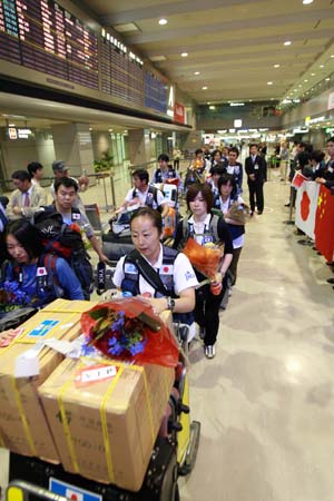 Members of Japanese medical team arrive at the Narita airport in Chiba Prefecture, Japan, June 2, 2008. A 23-member Japanese medical team returned to Japan from the quake-hit southwest China's Sichuan Province on Monday. The team cured a total of 1,355 patients since May 20 when they arrived in Chengdu, the capital of Sichuan Province.
