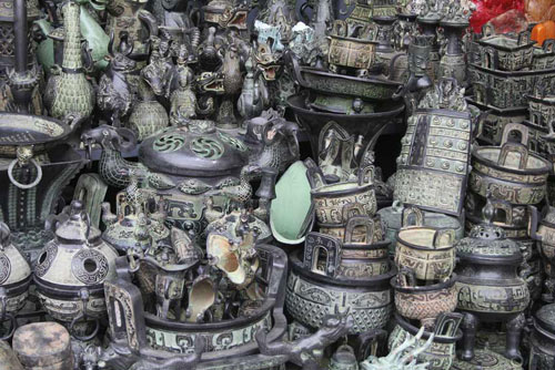 Bronze vessel replicas sold on Beijing's Panjiayuan Market. 