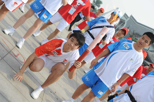Photo: The 7th torchbearer prepares to start the torch relay in Yueyang