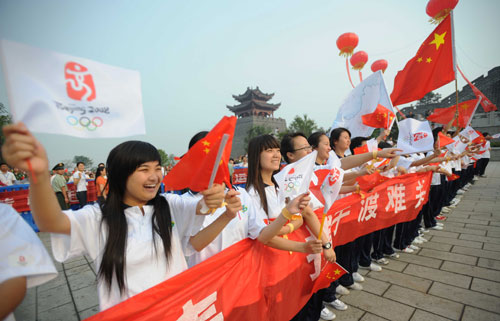 Photo: Local people in Yueyang cheer the torch relay along the route
