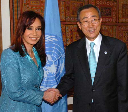 Aregentine President Cristina Fernandez de Kirchner (L) shakes hands with United Nations Secretary General Ban Ki-Moon on the sidelines of the UN Food and Agriculture Organization (FAO) summit in Rome, capital of Italy, on June 2, 2008.