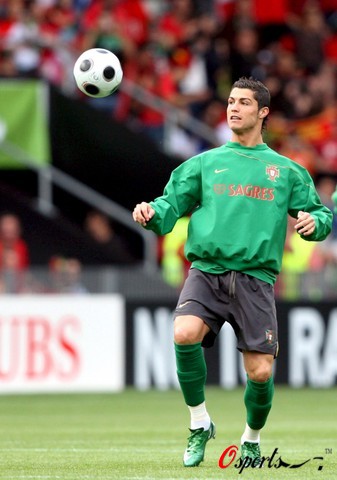 图文-葡萄牙队训练备战欧洲杯C罗享受快乐足球