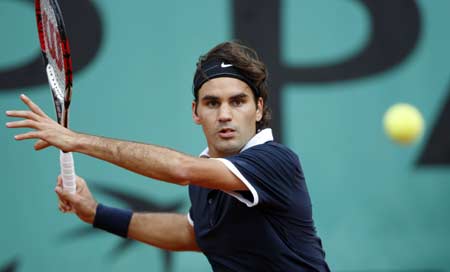 Switzerland's Roger Federer returns the ball to Chile's Fernando Gonzalez during their quarter-final match at the French Open tennis tournament at Roland Garros in Paris June 4, 2008.