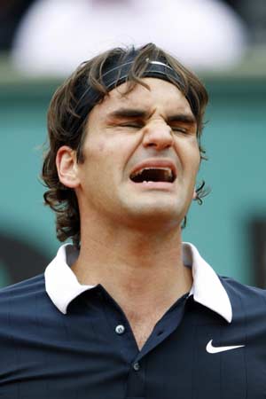 Switzerland's Roger Federer reacts during his quarter-final match against Chile's Fernando Gonzalez at the French Open tennis tournament at Roland Garros in Paris June 4, 2008. 