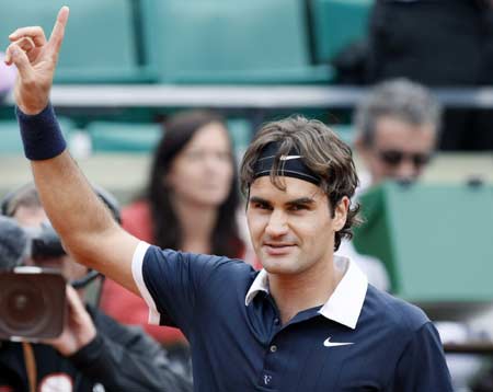 Switzerland's Roger Federer celebrates after defeating Chile's Fernando Gonzalez during their quarter-final match at the French Open tennis tournament at Roland Garros in Paris June 4, 2008.