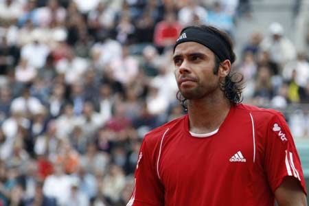Chile's Fernando Gonzalez reacts during his quarter-final match against Switzerland's Roger Federer at the French Open tennis tournament at Roland Garros in Paris June 4, 2008. 