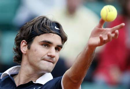 Switzerland's Roger Federer serves to Chile's Fernando Gonzalez during their quarter-final match at the French Open tennis tournament at Roland Garros in Paris June 4, 2008. 