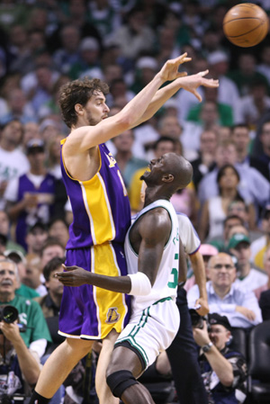 Los Angeles Lakers' Pau Gasol (L) is blocked by Boston Celtics' Kendrick Perkins as he passes the ball during the Game one of the NBA Finals basketball championship in Boston，the United States, June 5, 2008. Celtics beat Lakers 98-88. (Xinhua/Hou Jun) 