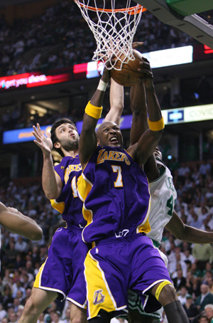 Los Angeles Lakers' Lamar Odom (front) goes up for a rebound during the Game one of the NBA Finals basketball championship in Boston, June 5, 2008. Celtics beat Lakers 98-88. (Xinhua/Hou Jun)