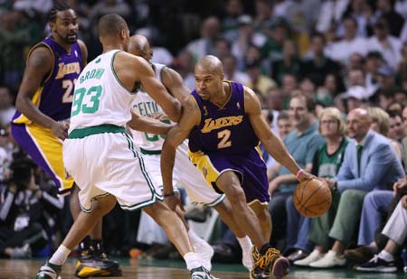 Los Angeles Lakers' Derek Fisher (R) drives the ball against two players of Boston Celtics during the Game one of the NBA Finals basketball championship in Boston, June 5, 2008. Celtics beat Lakers 98-88. (Xinhua/Hou Jun)