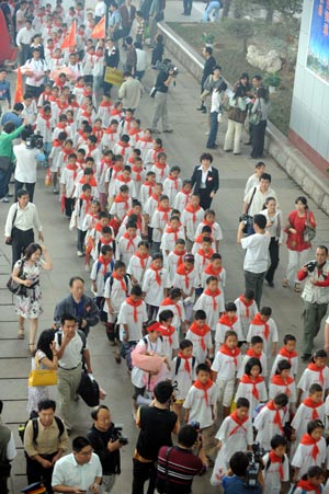 Students from the quake-hit Sichuan Province in southwest China walk out of the Jinan Railway Station in Jinan, capital of east China's Shandong Province, June 5, 2008.