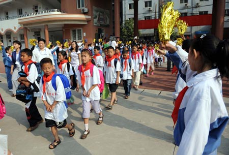 Students from the quake-hit Sichuan Province in southwest China arrive at Mingzhu Primary School in Jinan, capital of east China's Shandong Province, June 5, 2008.