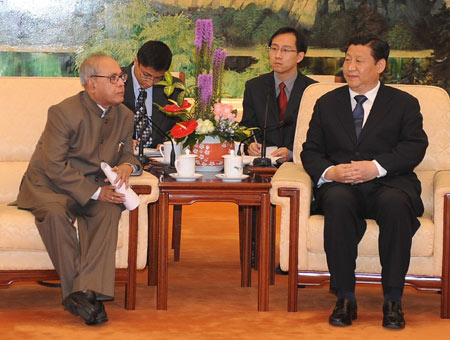 Chinese Vice President Xi Jinping (R) meets with Indian Foreign Minister Pranab Mukherjee at the Great Hall of the People in Beijing, capital of China, June 6, 2008. 