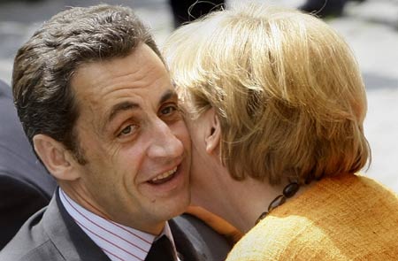 French President Nicolas Sarkozy (L) is welcomed by German Chancellor and head of Germany's Christian Democratic Union party (CDU) Angela Merkel as he arrives for a council of ministers meeting in the Bavarian town of Straubing June 9, 2008.