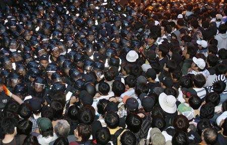 Police block protesters trying to march toward the presidential Blue House in Seoul after a candle-light vigil June 7, 2008.
