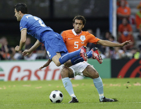 Italy's Christian Panucci (L) is challenged by Netherlands' Giovanni van Bronckhorst during their Group C Euro 2008 soccer match at the Stade de Suisse stadium in Bern, June 9, 2008.(Xinhua/Reuters Photo)
