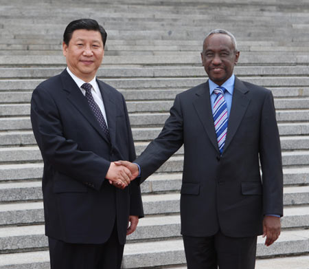 Vice President Xi Jinping (L) shakes with Sudanese Vice President Ali Osman Mohammed Taha at a welcome ceremony in Beijing, capital of China, June 10, 2008.